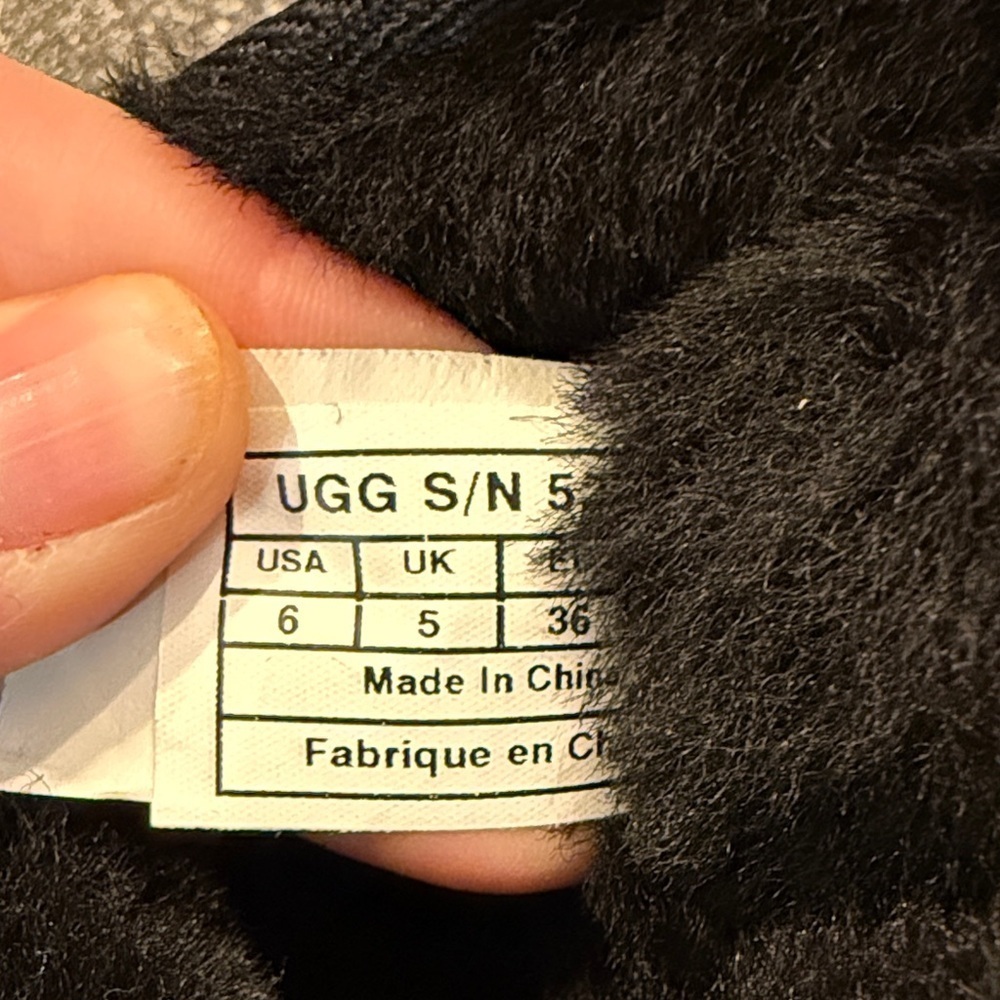 UGG Women's Black Classic Short II Winter Boots - size 6 - Picture 2 of 8